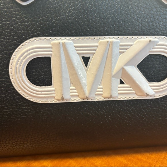 Small Michael Kors purse - Picture 2 of 5